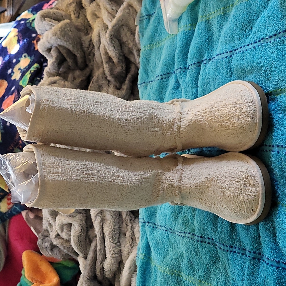 Like new! Spring Uggs kids size 4, can fit women's 6, cute lace back, lightweigh